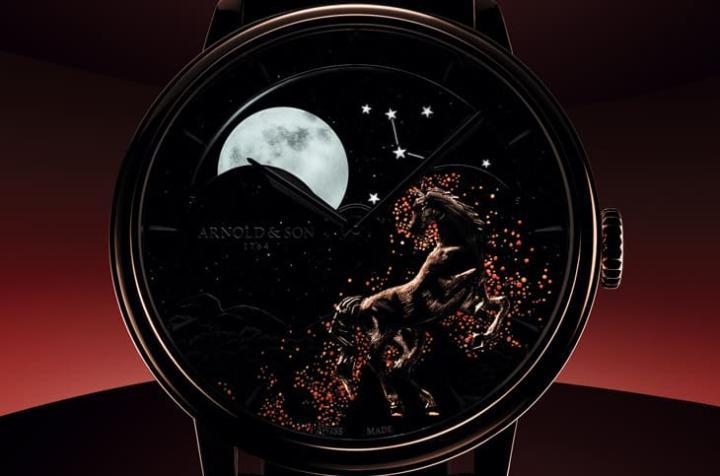 夜光涂层于黑暗中透出红黄光晕，星宿浮现，宛如星火点亮夜空。