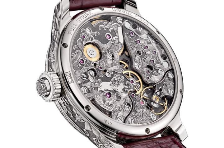 搭载 L.U.C 08.01-L 三问机芯，专利结构将蓝宝石镜面与音簧合一，呈现水晶般纯净音色。