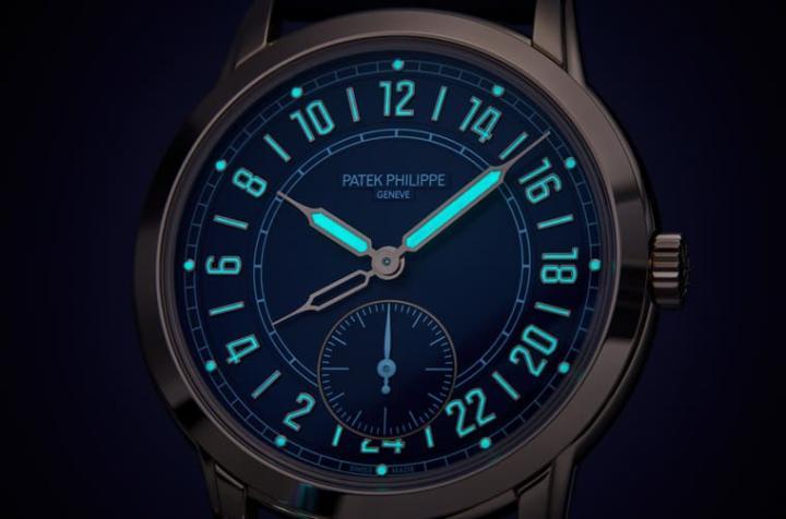 手表的时标与指针都涂覆夜光物料，在暗处展现清楚视读效果。