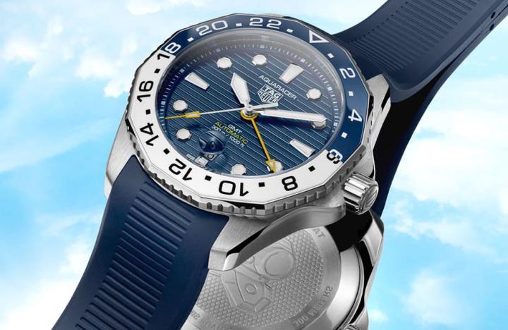 Aquaracer Professional 300系列新推出两地时间款式，手表采用不锈钢材质搭配双色陶瓷表圈。
