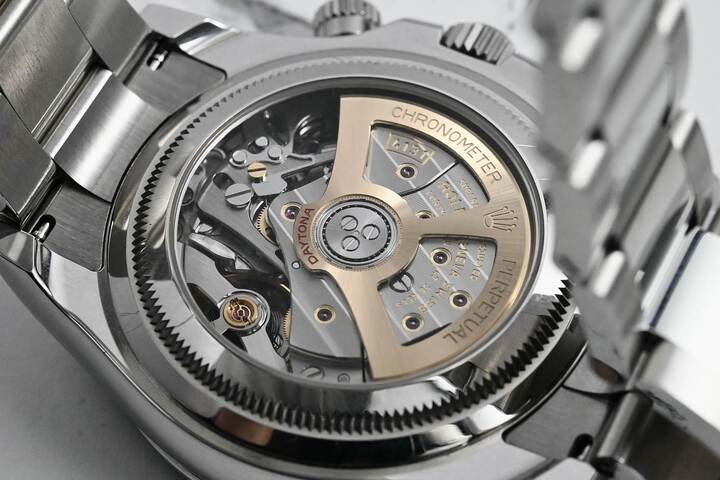 透过蓝宝石水晶表底，能够观赏 Cosmograph Daytona 搭载的 4131 型机芯与镂空自动上链摆轮。