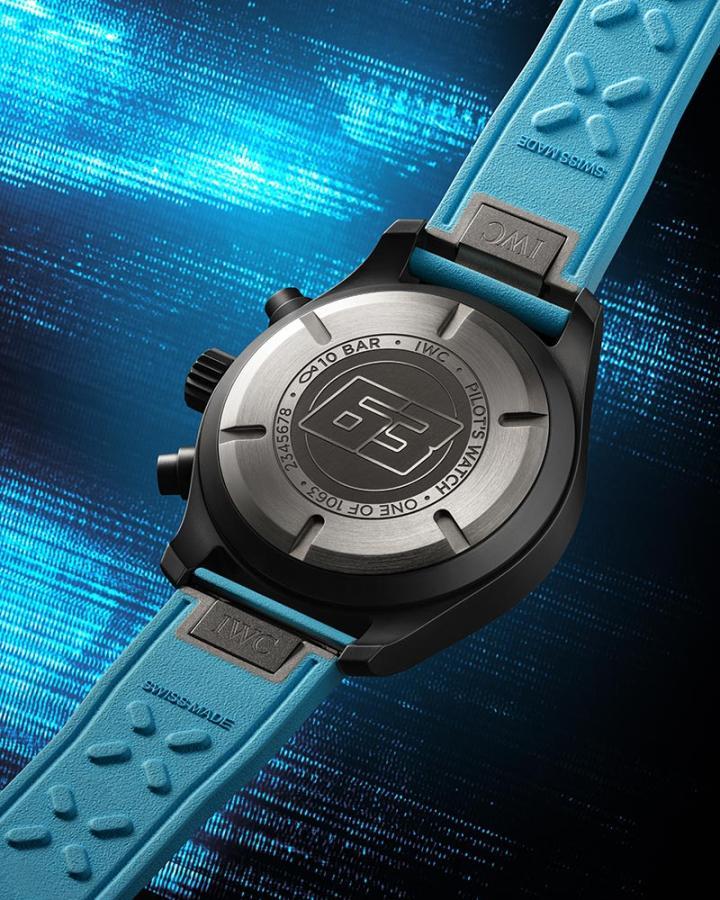 两款腕表均采用钛金属表背，并刻有独特的数字 "63"，这是 George Russell 自童年时赢得卡丁车锦标赛起，一直沿用至一级方程式的比赛号码。