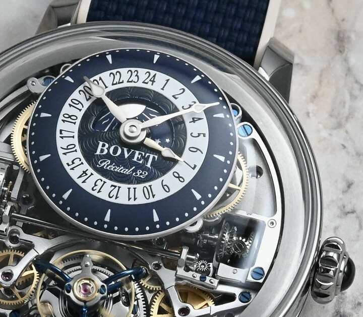 蓝色莲花饰纹表盘整合 24 小时 GMT 环与日夜指示，呈现层次丰富的视觉美感。