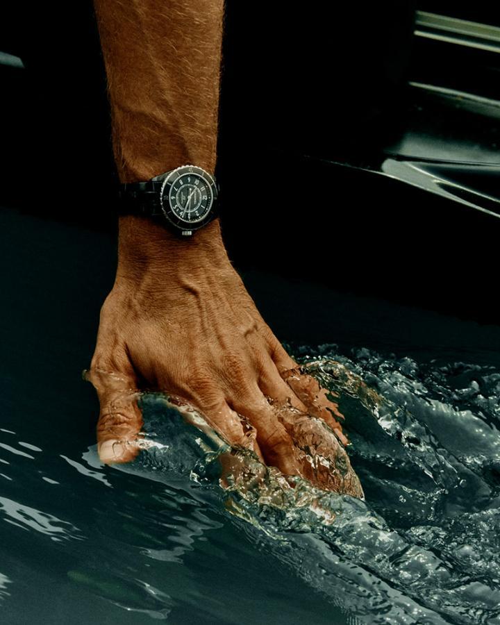 J12 Caliber 12.1 防水深度达 200 米。