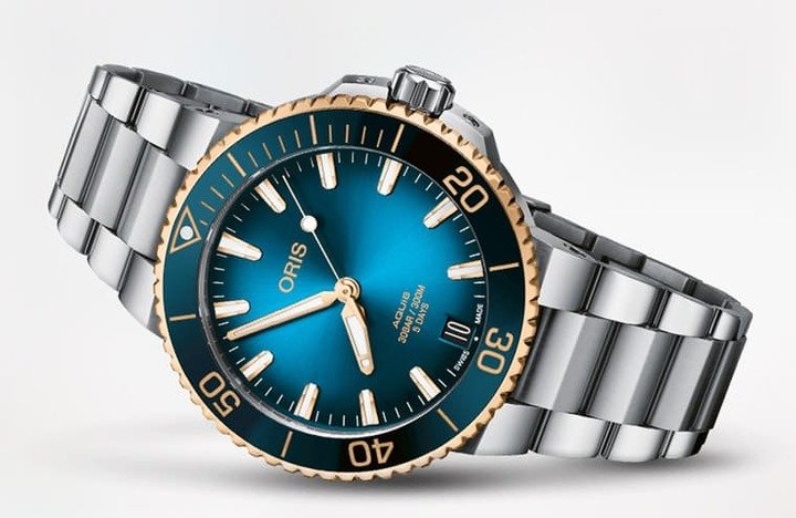 ORIS 41.5mm的Aquis Calibre 400潜水表新推出不锈钢搭配18K金材质的新款，展现运动表少见的高雅个性。