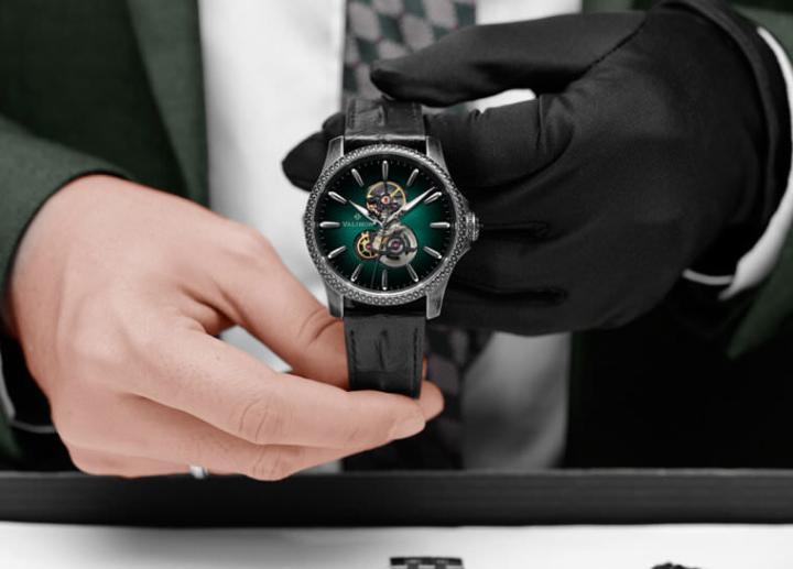 Makaidos镂空腕表系列，精炼简约的烟燻面盘设计配衬其黑化机板更能突显镂空设计