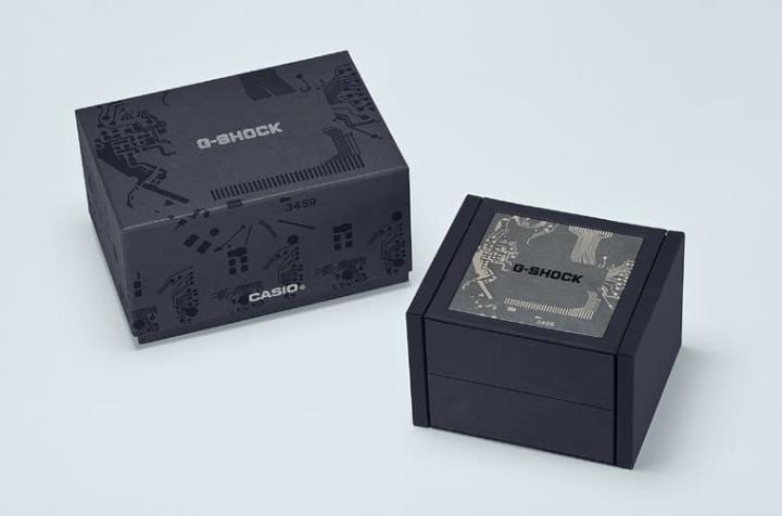 手表拥有特殊外盒包装，其外型基础与手表同样都源自电路板。