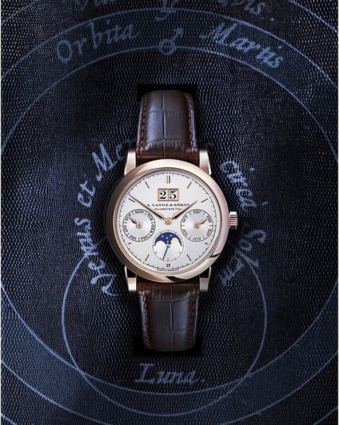  Saxonia Annual Calendar旨在以清晰和谐的方式排列不同显示