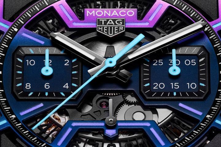 中央镂空表盘大胆展露内部机械结构，整体色调由亮紫色渐变至深蓝，宛如从暮色至夜幕的色彩变化，捕捉城市进入赛道模式时的动感魅力氛围。