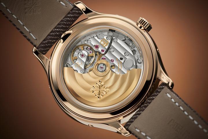 4946R-001 年历腕表搭载全新 26-330 S QA LU 自动上链机芯，具备月份与日历自动调校功能，每年只需在二月底手动调校日期一次，非常方便实用。