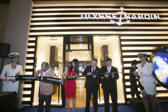 参照品牌著名的「月之狂想」天文腕表所设计发想，新加坡专卖店在店外设有一个三维立体圆拱形地球，独特创新