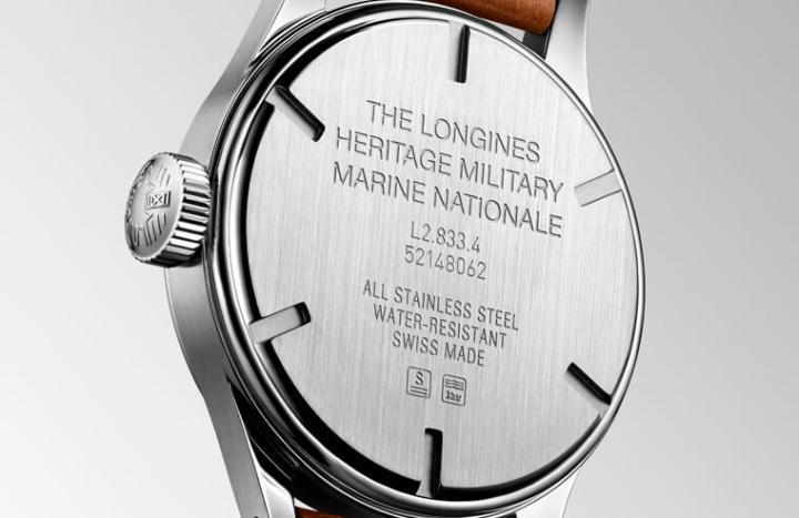 镌刻于表壳背面的Marine Nationale字样，以及面盘上的\"LONGINES FAB. SUISSE\"字样都展现源自古董表的基因