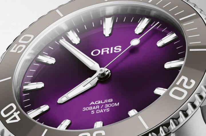 包括紫色面盘以及无日期的Aquis潜水表等都是ORIS粉丝多年来在网络上向品牌建议或许愿的期待，如今新表一次满足这两个愿望。