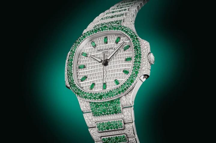 有别于满天星手表，7118高级珠宝白金表这次多加入彩色宝石点缀表圈、炼带与时标，赋予手表更强烈的辨识度。