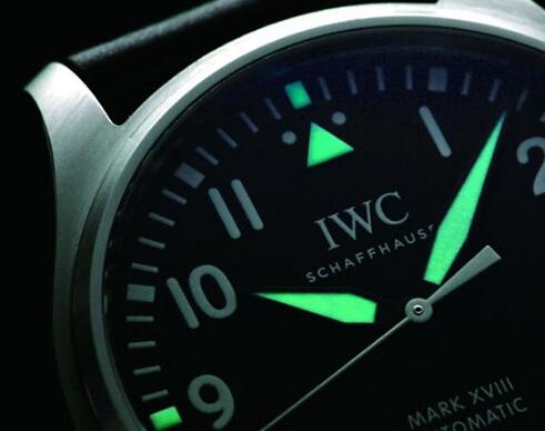 面盘上的夜光元素包括了中轴线上的四个时标和三角标，这几个标示不是用印刷的， 而是另外分件装上去的，因此看得到立体突起。 另外白面款虽然改採黑字，不过这几个标示仍然是白色的。