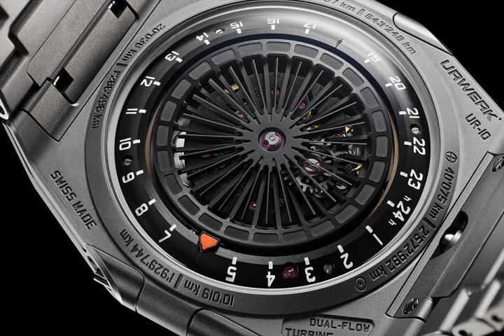 表背的外缘式指针显示每 24 小时地球完成一次自转的历程。表背刻有自转及公转的指标：顺时针方向为自转，逆时针方向为公转，与地球逆时针方向旋转的轨迹呼应。