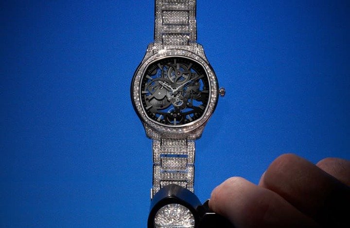 PIAGET Polo Skeleton表2022年新增表壳、炼带镶钻款式，手表整体依旧维持7.35mm的纤薄程度。