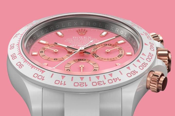 表圈测速计刻度与面盘皆换上从樱花汲取的代表颜色，赋予手表整体一股浪漫粉嫩气息。Source：AET REMOULD