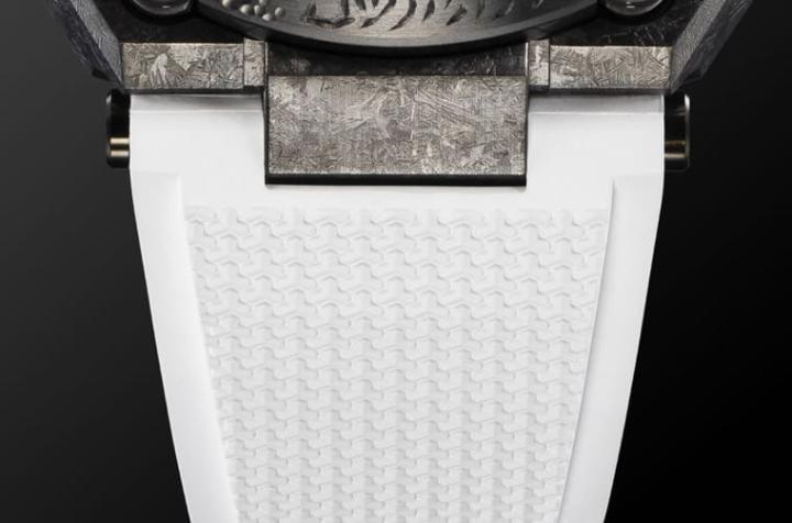 G-SHOCK选用白色Dura Soft氟橡胶表带呼应《冲击丸：皑》的“皑”这个字，也代表着武士的决心和忠于自我的信念。