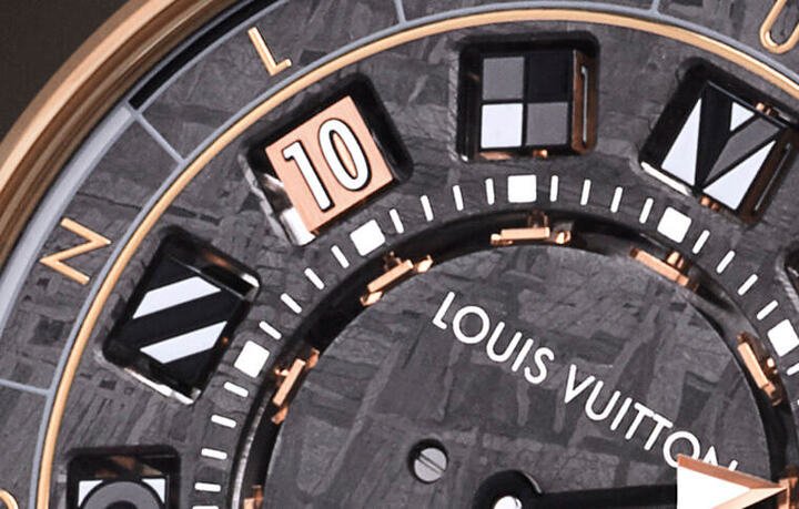 品牌将旋转方块当作小时显示，每次会有其中两个方块同时旋转，借此显示小时。每个方块有四面，两面显示当天的小时，另外两面绘制不同图案的旗帜