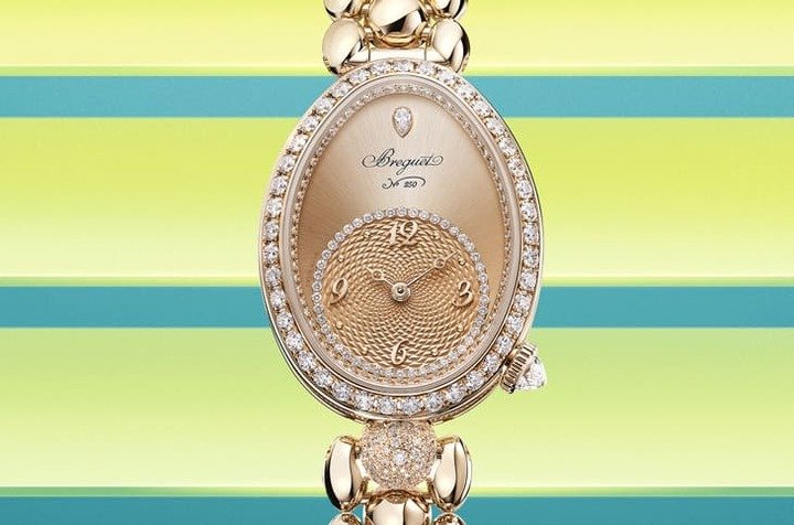 Reine de Naples 8925 以偏心时分显示构筑极简平衡美感，12 时镶梨形钻石点缀，彰显低调奢华的女性气质。