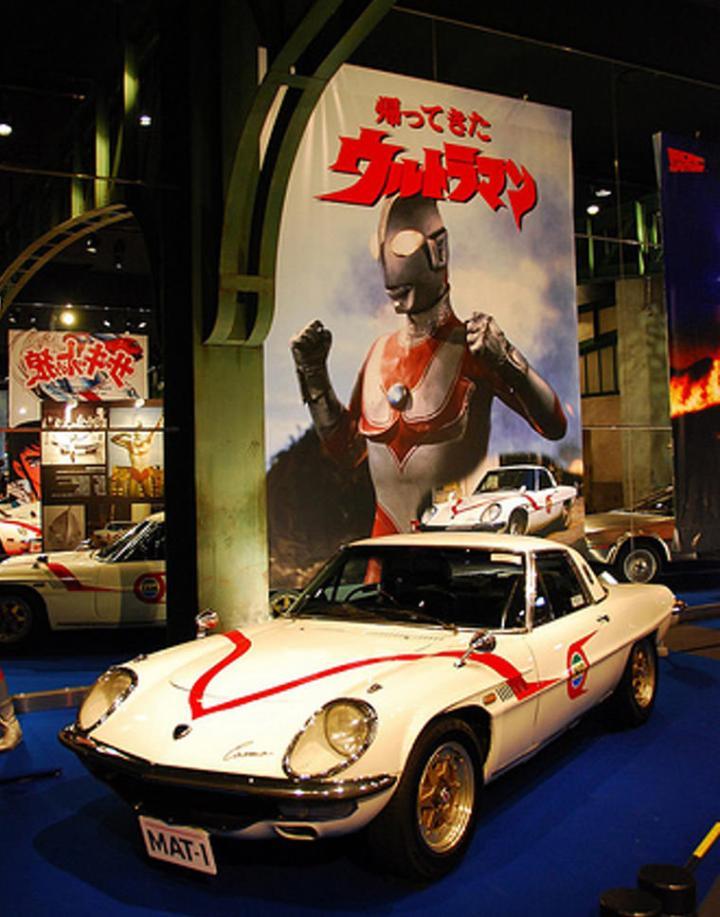 除了Speedmaster，《归来的超人》也启用当时巿场上最新的汽机产品，如剧中的马自达Cosmo Sport便因此一炮而红