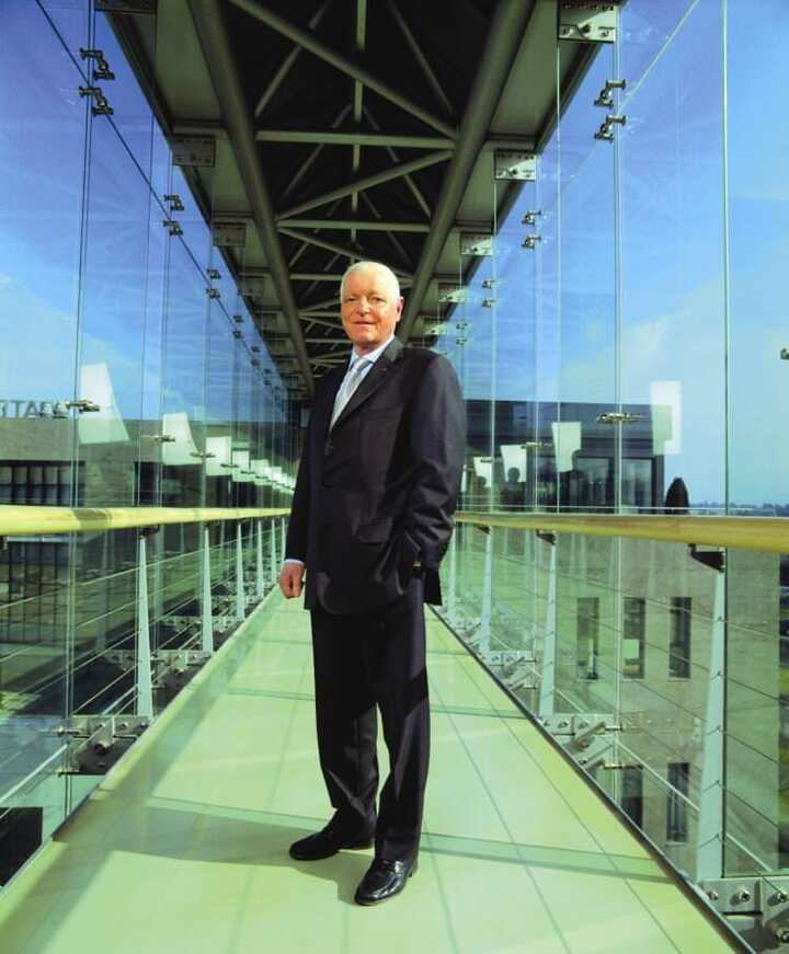 1996年，百达翡丽将生产设备全部搬到位于日内瓦市郊的Plan-Les-Ouates。在当时，我们以为这座超现代化的大楼能够满足公司未来数十年的需要。然而，到了2015年，我们决定拿出5亿瑞郎现金键新大楼，这是对未来的一笔很大赌注。“那是我卸任之前做出的最后一个决定”，Philippe Stem指出，从那以后，这份重任便落到了他自己的儿子，百达翡丽现任总裁Thierry Stem肩上。