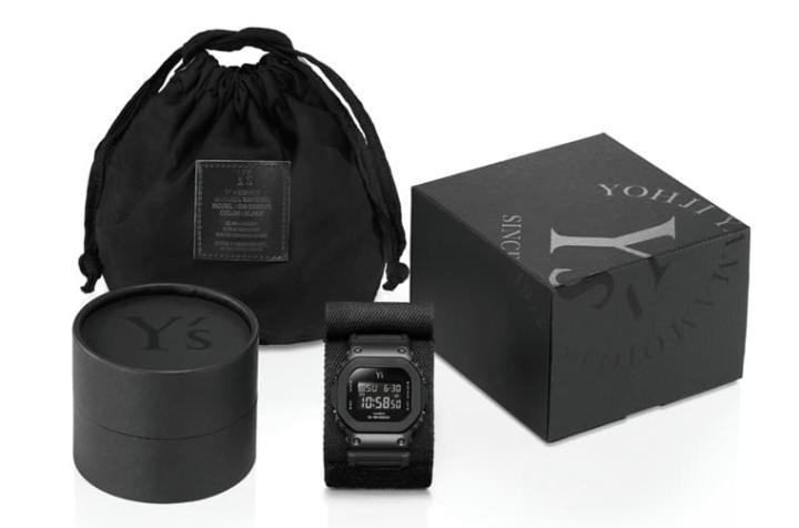 GM-S5600YS-1拥有特殊外盒包装，除了表盒都印上Y's标志，还多附上一个黑色束口袋。