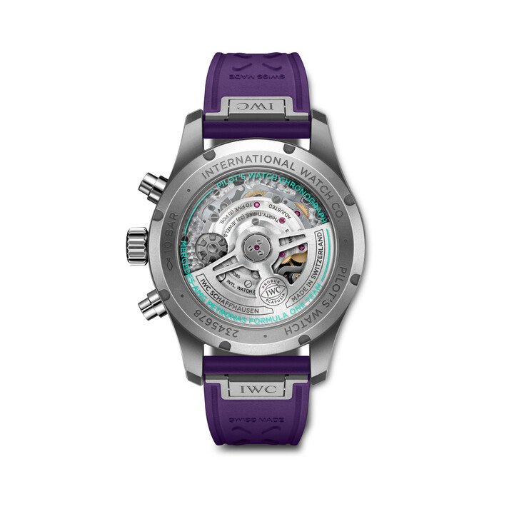 底盖边缘以 PETRONAS 绿色印上专属字样，内部搭载的 IWC 自制 69385 型自动上链计时机芯，配备双向棘爪上链系统，提供 46 小时的稳定动力储备。