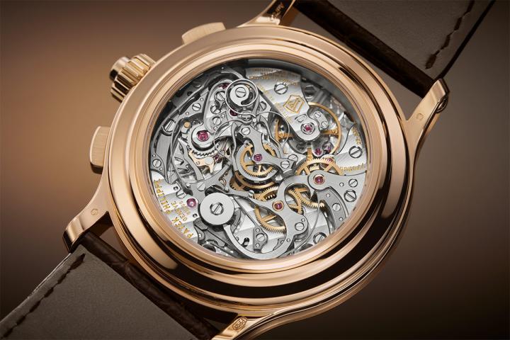 5370 腕表搭载的百达翡丽自制 CHR 29-535 PS 手上链机芯备有全新的离合器齿形、隔离器、制动杠杆与分钟计算凸轮等在内的七项专利技术，让双秒追针计时的启停更加平顺自然。