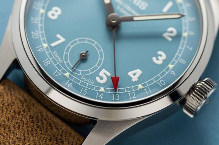 ORIS为了庆祝重启自制机芯计划10周年，推出新作Big Crown Calibre 473，手表延续大表冠系列基础，并换上蓝色系面盘。