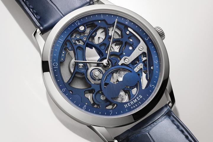 透过镂空表盘，光线与材质相互辉映，营造出微妙的视觉效果。双月相场景完美展示如梦似幻的爱马仕时间。