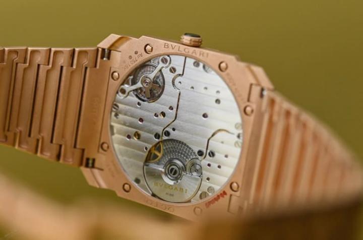 表背可以一探BVL 138自动机芯的零件作工，感受擒纵系统规律的作动。Source：Monochrome-watches