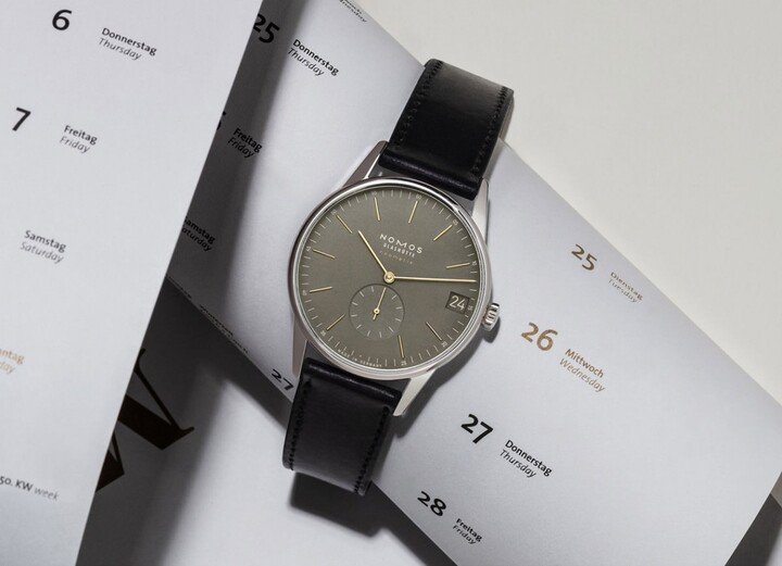 2018年搭载DUW 6101新机芯重新出发的NOMOS Orion系列，近期再推出两款面盘新色，包括午夜蓝和橄榄金
