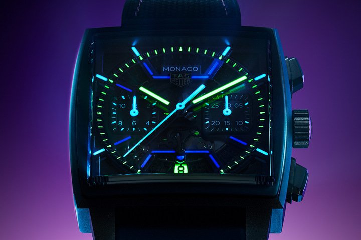 腕表透过各种 Super-LumiNova® 夜光涂层色调绽放光芒，于黑暗中展现真实个性。