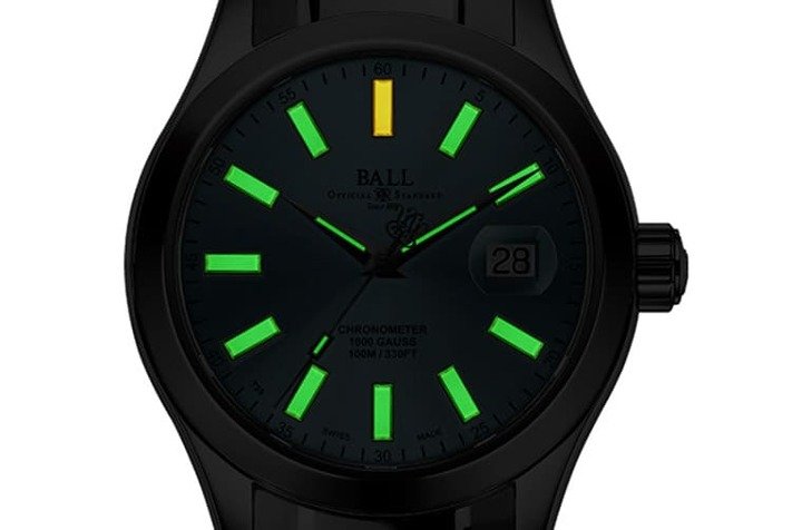 时标、指针都装上BALL WATCH招牌的微型气灯，在暗处可以发挥出强大夜光效果。