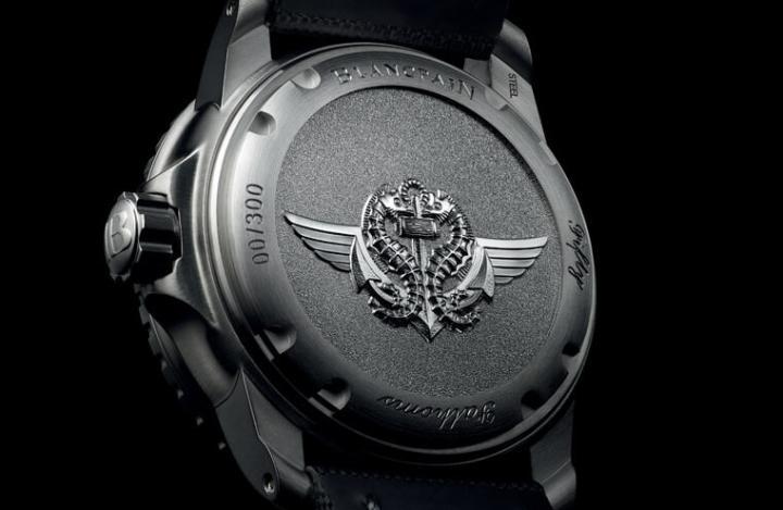 底盖刻印了法国海军蛙人突击队的徽章图案，包括船锚与带翅海马的图案分别象征了大海与伞兵的意义