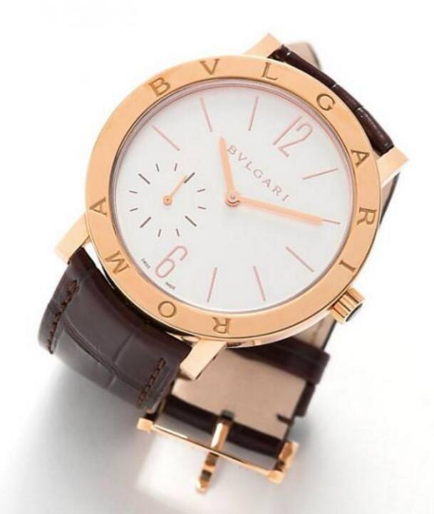 超薄表的世界寸土必争，小三针比起大三针的好处在于中央可以少迭一根指针，这样多少可以赚到一点厚度，另一方面指针往下要儘量贴近面盘、往上要贴近镜面，这裡考验的则是组装的技术