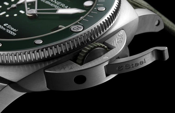 Submersible QuarantaQuattro eSteel™是沛纳海首度用eSteel™再生精钢材质制作Submersible潜水表的新尝试。