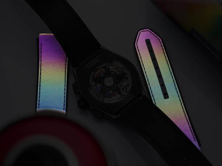 备用替换橡胶表带因为中央镶片的特殊材质，会随光线照射发出彩色光芒，呼应手表的虹彩设计