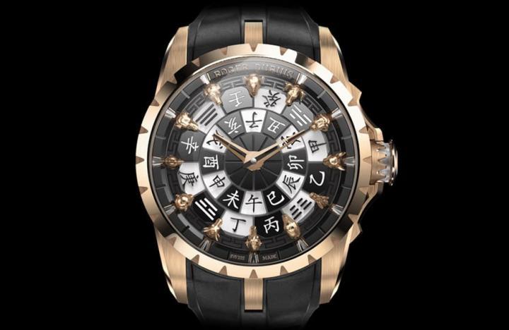 罗杰杜彼2022年再度推出中国生肖版的Excalibur王者系列圆桌骑士手表，这次手表的设计有更全面性的革新。