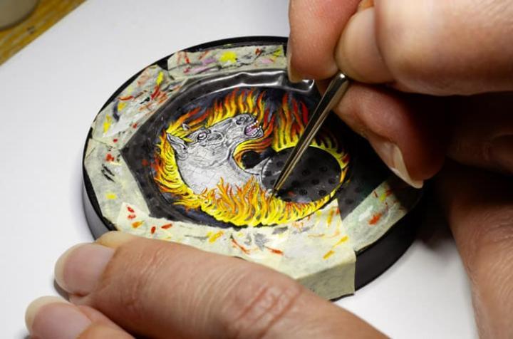 压克力微绘描绘火马昂首奔腾，鬃毛化为火焰线条，暖色堆叠展现澎湃张力。