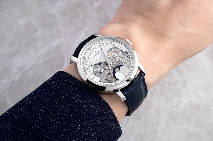 Traditionnelle Perpetual Calendar Retrograde Date Openface传承系列万年历逆跳镂雕腕表