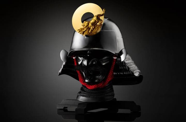 G-SHOCK特别订制一顶传统武士头盔《冲击丸：皑》做为MR-G系列新作MRG-B2000SG的灵感泉源。