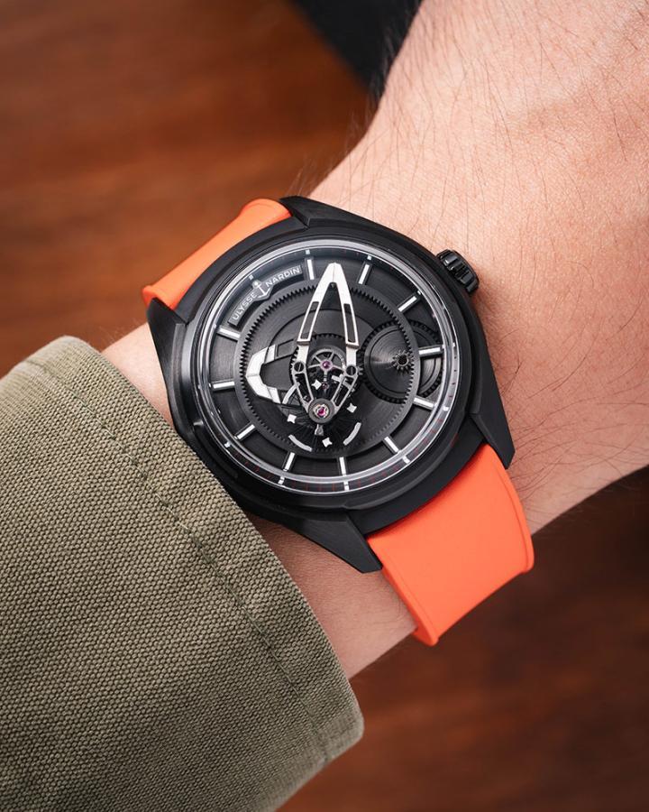 Delugs 独特的多彩橡胶快拆表带，确保藏家在手腕间感受到轻盈舒适、精准贴合且无负担的契合感。