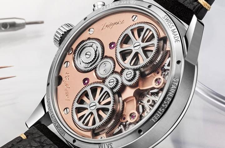 手上链 ARF21_ZG 机芯以双发条盒提供 80 小时动力，桥板采玫瑰金 PVD 涂层，零件均经手工抛磨修饰。