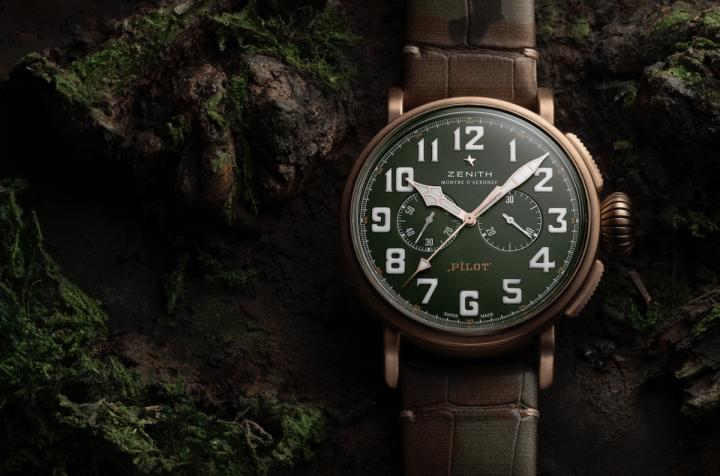 全新表款配备迷彩鳄鱼皮和柔和的卡其色矩阵小牛皮皮带，表带带有保护性橡胶，搭配钛金属扣针表扣，极尽军事风格