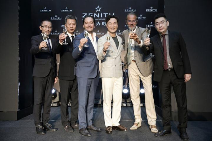 陈奕迅与现场嘉宾共同举杯庆祝。（左起天津元易诚商业运营管理有限公司董事长李彤先生、真力时大中华区总经理黎思强先生、真力时全球首席执行官Julien Tornare先生、真力时代言人陈奕迅、路威酩轩集团钟表珠宝大中华区总裁Benoit Tourlin先生、基煜集团总经理王超先生