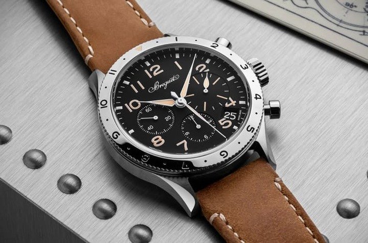Type XX Chronographe 2067的表圈多了1～12的刻度，至于指针与时标的夜光物料则为象牙色，同时其计分盘为15分，也多了12小时计时盘。