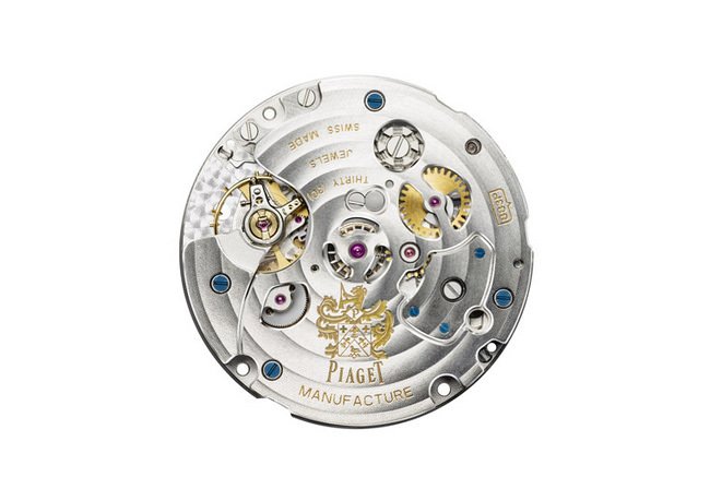 全新883P机芯以Côtes de Genève日内瓦波状饰纹，主机板使用环形波纹打磨装饰，表桥使用倒角处理修饰，主机板镌刻伯爵家族徽章及蓝钢螺丝